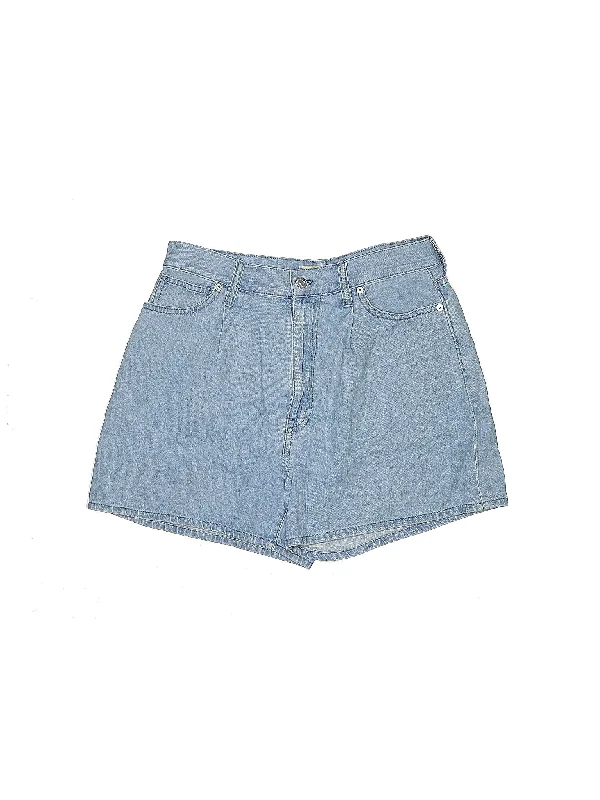 Denim Shorts in Light Wash