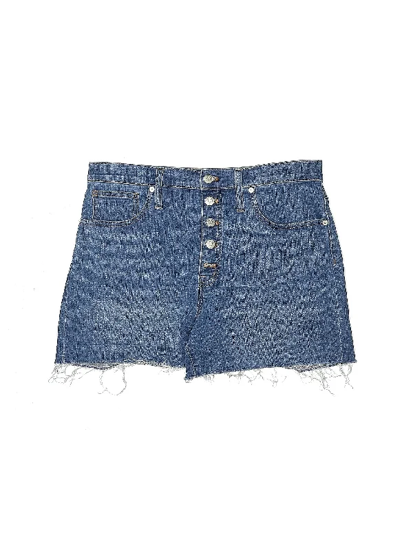 Denim Shorts in Medium Wash