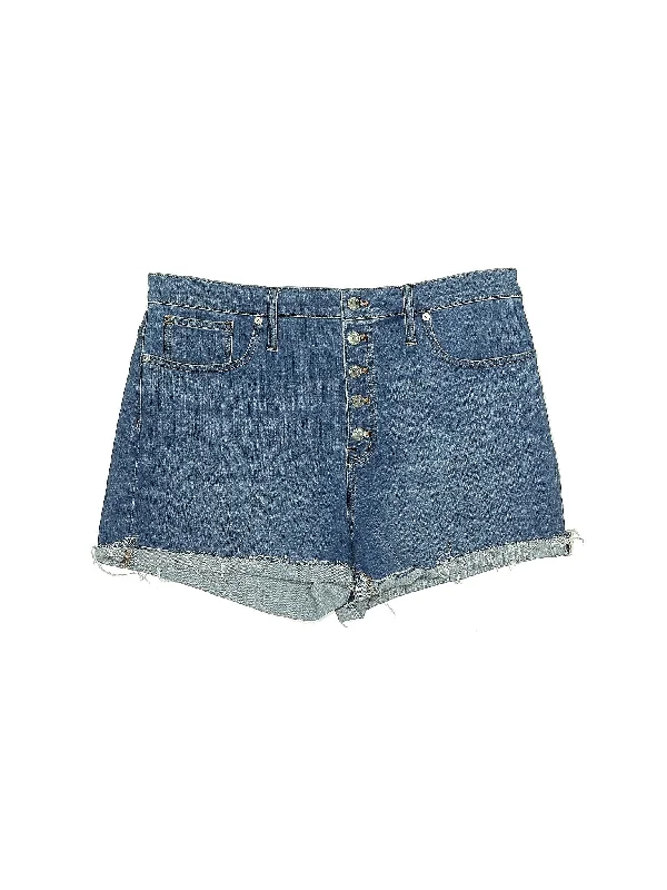 Denim Shorts in Medium Wash