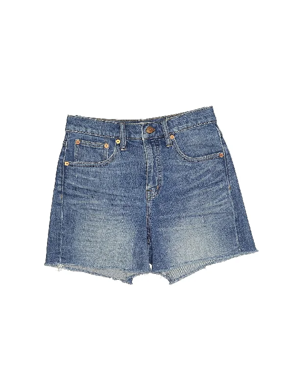 Low-Rise Denim Shorts in Medium Wash